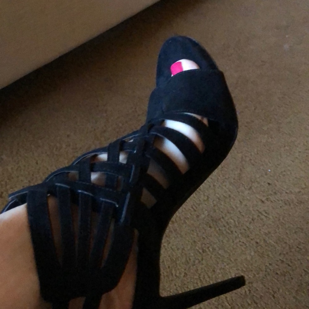 High heel cage shoe